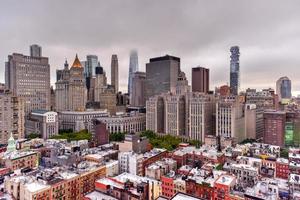 Manhattan horizon visie in de avond net zo schemer benaderingen. foto