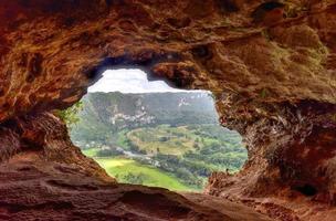 visie door de venster grot in arecibo, puerto rico. foto