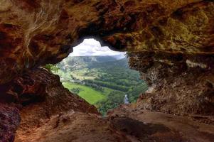 visie door de venster grot in arecibo, puerto rico. foto