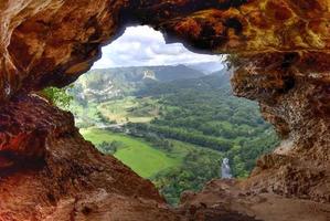 visie door de venster grot in arecibo, puerto rico. foto