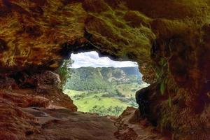 visie door de venster grot in arecibo, puerto rico. foto