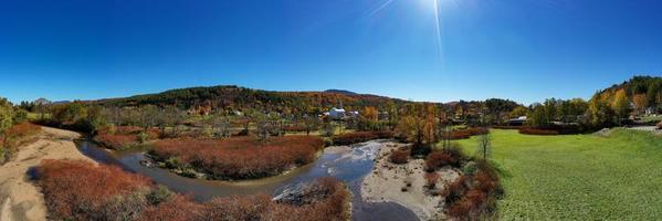 stowe panorama in laat herfst met kleurrijk gebladerte en gemeenschap kerk in Vermont. foto