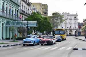 havanna, Cuba - januari 7, 2016 - klassiek auto's het rijden langs de breed boulevard paseo del prad in havanna, Cuba. foto