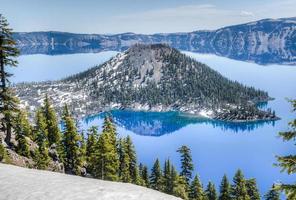 tovenaar eiland van krater meer nationaal park, Oregon foto