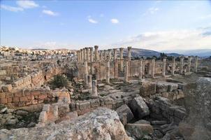 Romeins kolommen - jerash, Jordanië foto