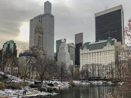 centraal park winter landschap over- de vijver in nieuw york stad foto