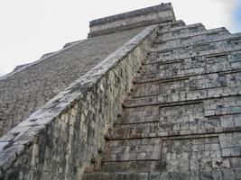 el castillo, tussen de oude mayan ruïnes van chichen itza in de yucatan van Mexico. foto