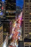 nieuw york stad horizon in Midtown Manhattan net zo auto's rit door de stad in de avond. foto