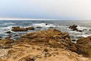 landschap van Spaans baai langs 17 mijl rit in de kust van kiezelsteen strand, Californië foto