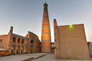 de architectuur van de oud de stad madrassa en Islam khoja minaret. foto