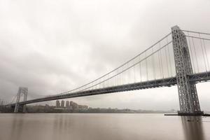 George Washington brug kruispunt de Hudson rivier- Aan een bewolkt bewolkt dag van fort lee, nieuw Jersey. foto