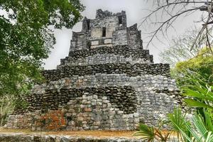 muyil mayan ruïnes van een piramide in sian kaan in de buurt tulum, Mexico. foto