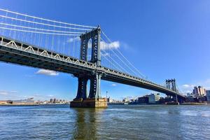 de Manhattan brug net zo gezien van de Manhattan kant in nieuw york stad. foto