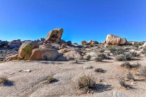 rotsachtig landschap in Joshua boom nationaal park in Californië. foto