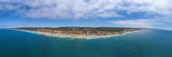 antenne visie van de grote Oceaan oceaan van la jolla strand en Torrey dennen in san diego, Californië. foto