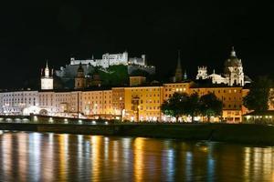 Salzburg stad avond visie. kathedraal, oud stad- altstadt, evangelisch pfarrgemeinde christuskirche Hohensalzburg kasteel verlichte Bij nacht. Salzach rivier- waterkant promenade in salzburg, Oostenrijk. foto