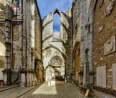 de klooster van onze dame van monteren Carmel in Lissabon, Portugal. de middeleeuws klooster was geruïneerd gedurende de volgorde van de 1755 Lissabon aardbeving. foto