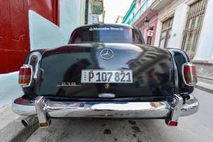 havanna, Cuba - januari 8, 2017 - klassiek mercedes-benz auto in oud havanna, Cuba. foto