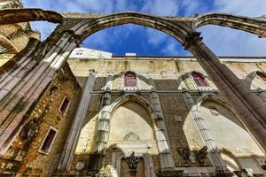 de klooster van onze dame van monteren Carmel in Lissabon, Portugal. de middeleeuws klooster was geruïneerd gedurende de volgorde van de 1755 Lissabon aardbeving. foto