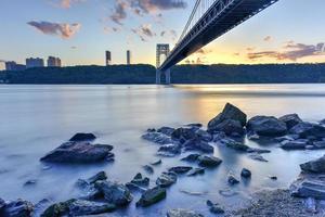 George Washington brug Bij zonsondergang over- de Hudson rivier- van Manhattan. foto