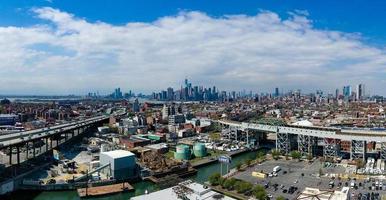 panoramisch visie van de gowanus kanaal in Brooklyn met de gowanus snelweg en Manhattan in de achtergrond. foto