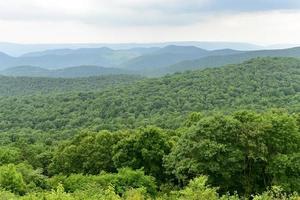 visie van de shenandoah vallei en blauw nok bergen van shenandoah nationaal park, Virginia foto