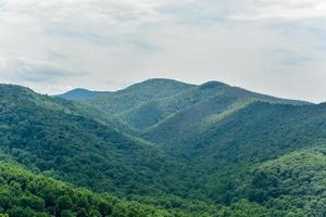 visie van de shenandoah vallei en blauw nok bergen van shenandoah nationaal park, Virginia foto