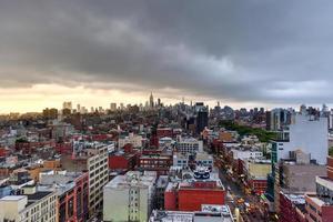 nieuw york stad - augustus 12, 2017 - Manhattan horizon visie in de avond net zo schemer benaderingen. foto