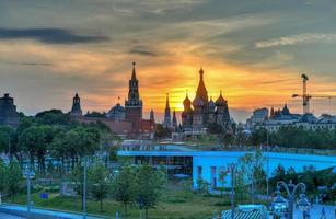 Moskou, Rusland - jun 23, 2018 - st basilicum kathedraal bekeken van zaryadye park, Moskou, Rusland. foto