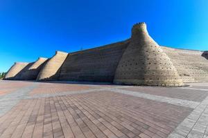 muur van de bukhara vesting, Oezbekistan. de ark van bukhara is een enorm vesting gelegen in de stad van bukhara, Oezbekistan dat was aanvankelijk gebouwd en bezet in de omgeving van de 5e eeuw advertentie. foto