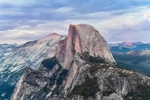 gletsjer punt, een overzien met een commandant visie van yosemite vallei, voor de helft koepel, yosemite valt, en Yosemite hoog land. foto