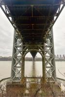 onderkant van de George Washington brug kruispunt de Hudson rivier- Aan een bewolkt bewolkt dag van fort lee, nieuw Jersey. foto