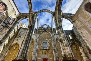 de klooster van onze dame van monteren Carmel in Lissabon, Portugal. de middeleeuws klooster was geruïneerd gedurende de volgorde van de 1755 Lissabon aardbeving. foto