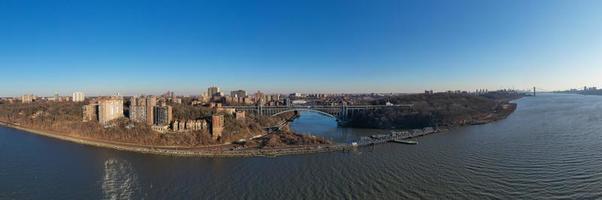 Henry Hudson en spuwen duyvil bruggen overspannende spuwen duyvil kreek tussen de bronx en Manhattan in nieuw york stad. foto