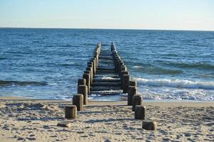 oud pier Aan de strand foto