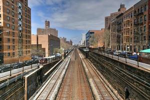 metro-noord spoorweg lijn in Manhattan net zo ze Gaan van hieronder naar bovenstaand grond Bij oosten- 97e straat in nieuw york stad. foto