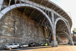 nieuw york stad - feb 17, 2020 - onderkant van de staal liggers van Henry Hudson parkway in Manhattan, nieuw york stad. foto