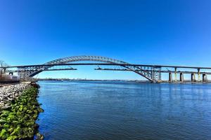 de Bayonne brug van staten eiland, nieuw york. de Bayonne brug is de 5e het langst staal boog brug in de wereld, overspanningen de doden busje kull en verbindt bayonne, nj met staten eiland, ny. foto