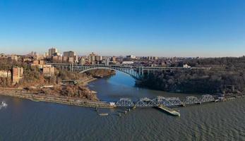 Henry Hudson en spuwen duyvil bruggen overspannende spuwen duyvil kreek tussen de bronx en Manhattan in nieuw york stad. foto