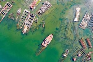 een antenne visie van bovenstaand van verlaten schepen Bij Arthur doden boot begraafplaats in staten eiland, nieuw york. foto