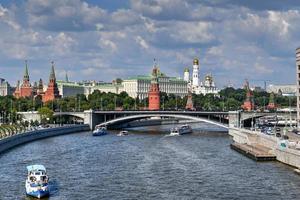 visie van de Russisch het kremlin langs de Moskou rivier- in Moskou, Rusland. foto