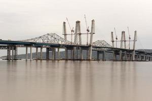 de nieuw tikpan zee brug onder bouw aan de overkant de Hudson rivier- in nieuw york. foto