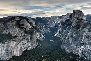 gletsjer punt, een overzien met een commandant visie van yosemite vallei, voor de helft koepel, yosemite valt, en Yosemite hoog land. foto