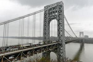 fort lee, nj - feb 22, 2017 - George Washington brug kruispunt de Hudson rivier- Aan een bewolkt bewolkt dag van fort lee, nieuw Jersey. foto