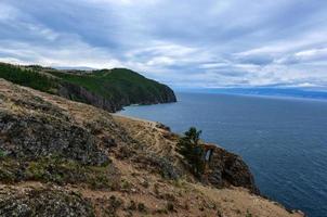 landschap van kaap khoboy, olkhon eiland, Baikal, Siberië, Rusland foto