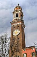 klok toren van kerk van de heilig apostelen van Christus in de cannaregio sestiere van de eiland van Venetië in Italië. foto