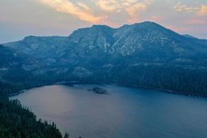 smaragd baai staat park is een staat park van Californië in de Verenigde staten, gecentreerd Aan meer tahoe's smaragd baai, een nationaal natuurlijk mijlpaal. foto