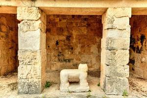 de platform van adelaars en jaguars in chichen itza, Mexico. foto