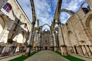 de klooster van onze dame van monteren Carmel in Lissabon, Portugal. de middeleeuws klooster was geruïneerd gedurende de volgorde van de 1755 Lissabon aardbeving. foto