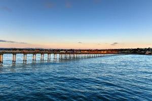 zonsondergang door de oceaan strand pier in san diego, Californië. foto